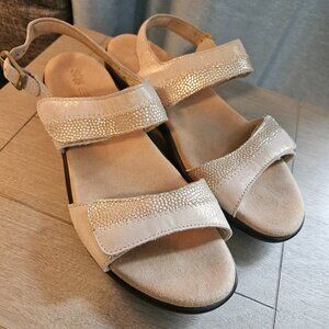 SAS Nudu gold leather sandal with backstrap 8.5 N Excellent condition